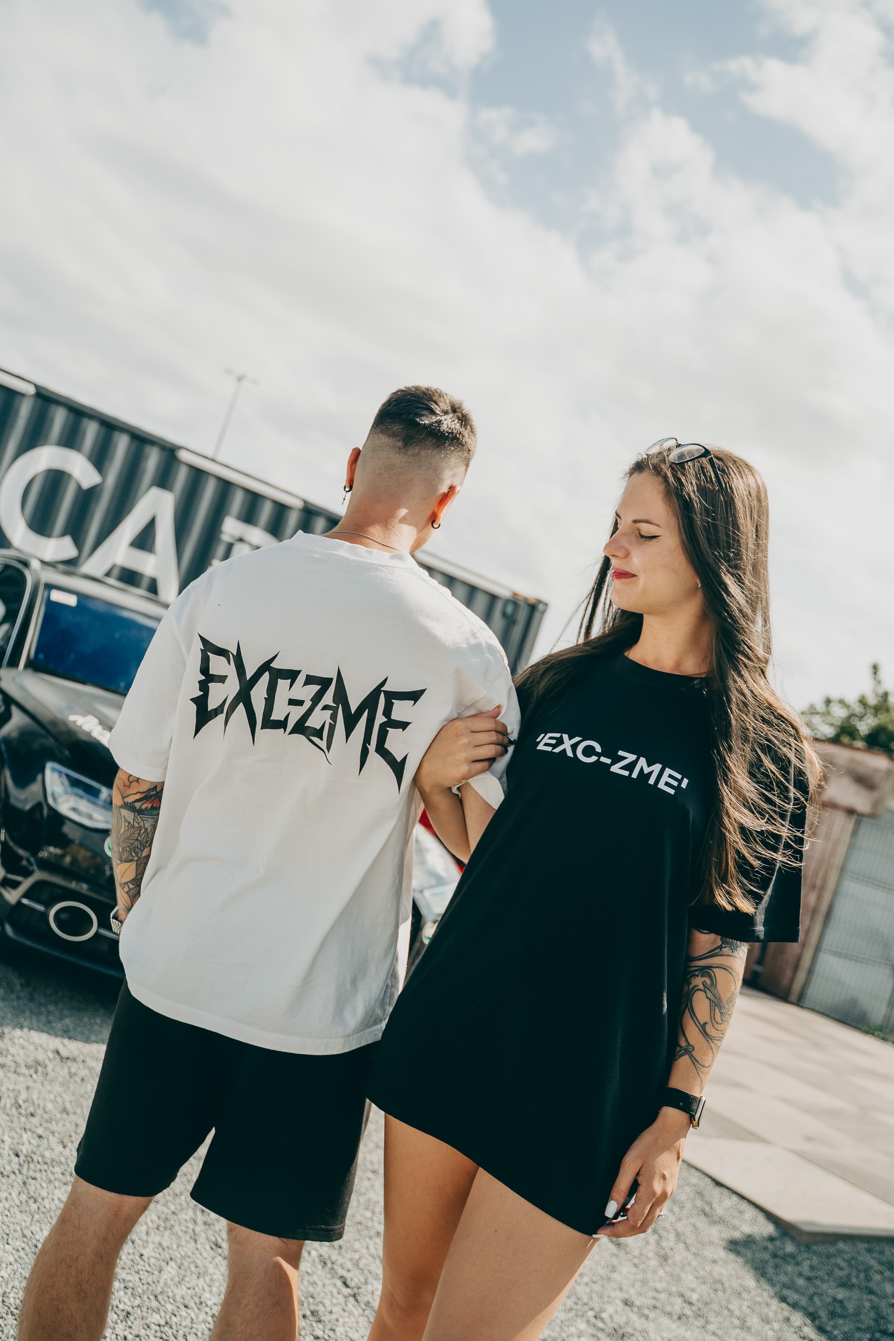 Razor Logo white tee zozadu s graffiti printom.