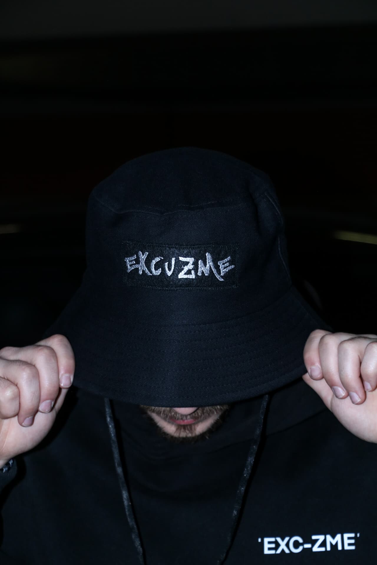 Detail vyšívaného Excuzme bucket hatu.