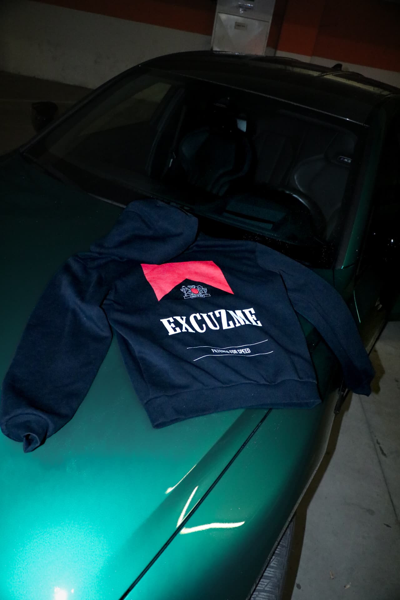 Filtered For Speed hoodie položený spredu.